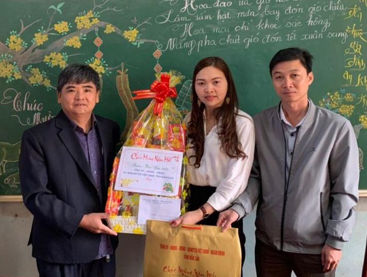 Thăm, chúc tết và tặng quà buôn kết nghĩa Dliêya A 